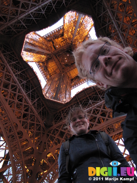 SX18672 Jenni and Marijn underneath Eiffel tower